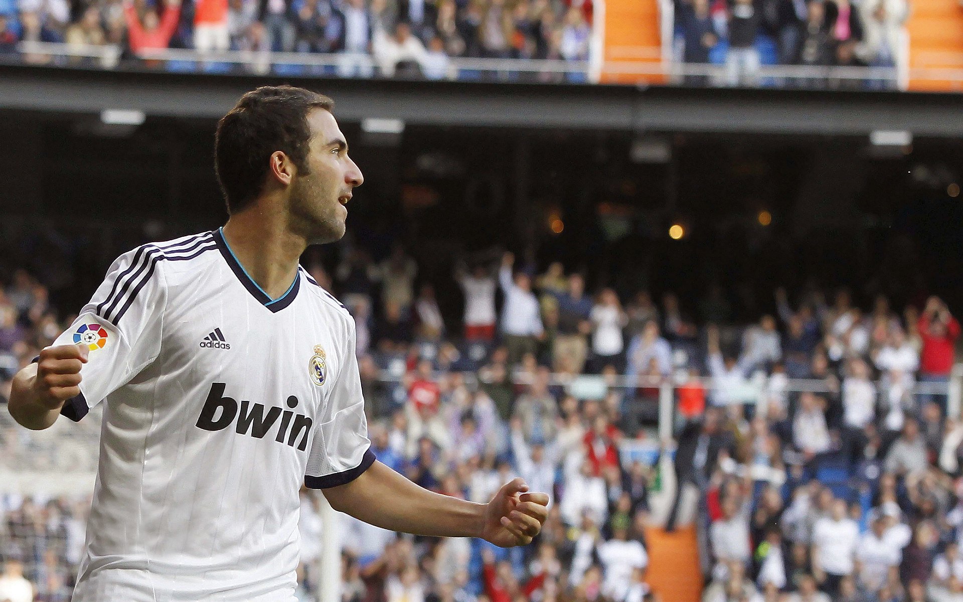 塞恩斯铁腕领航，阿斯顿马丁碾压索伯，一场技术与意志的双重胜利